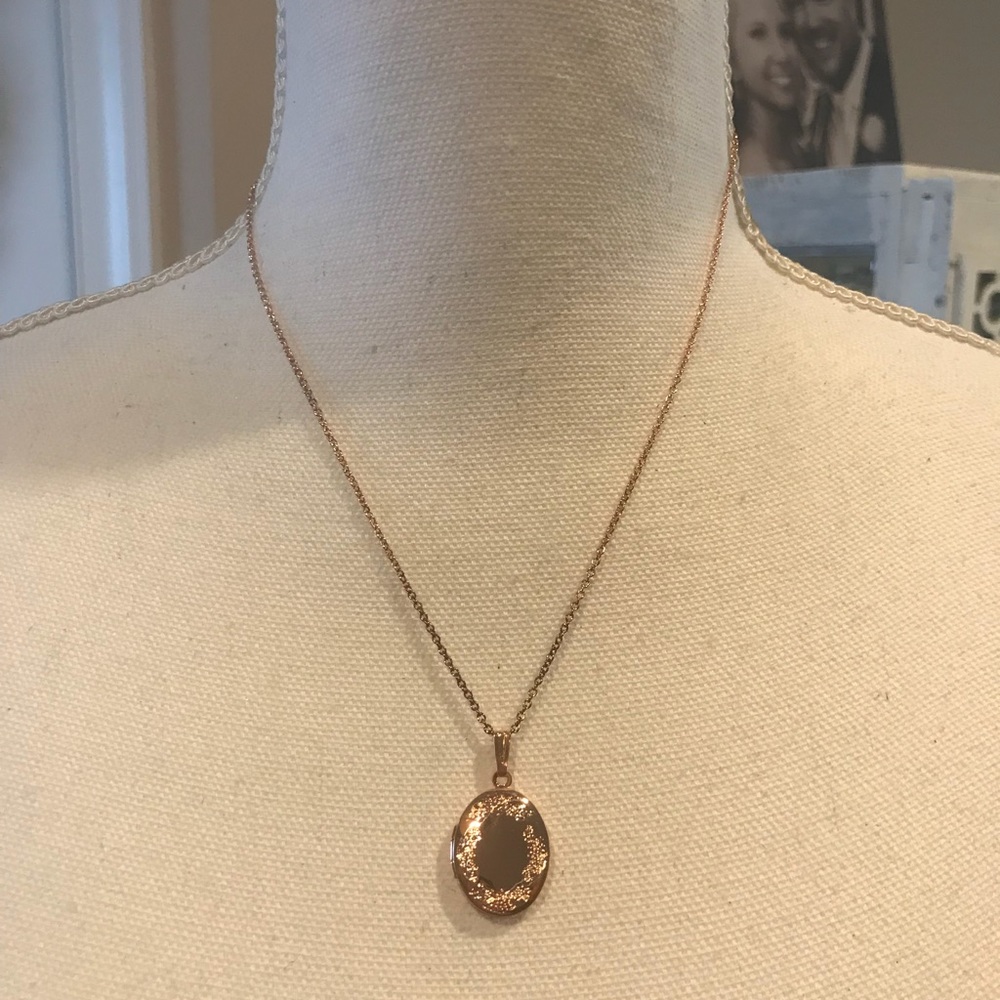 NWT Rose Gold Plated pendant necklace